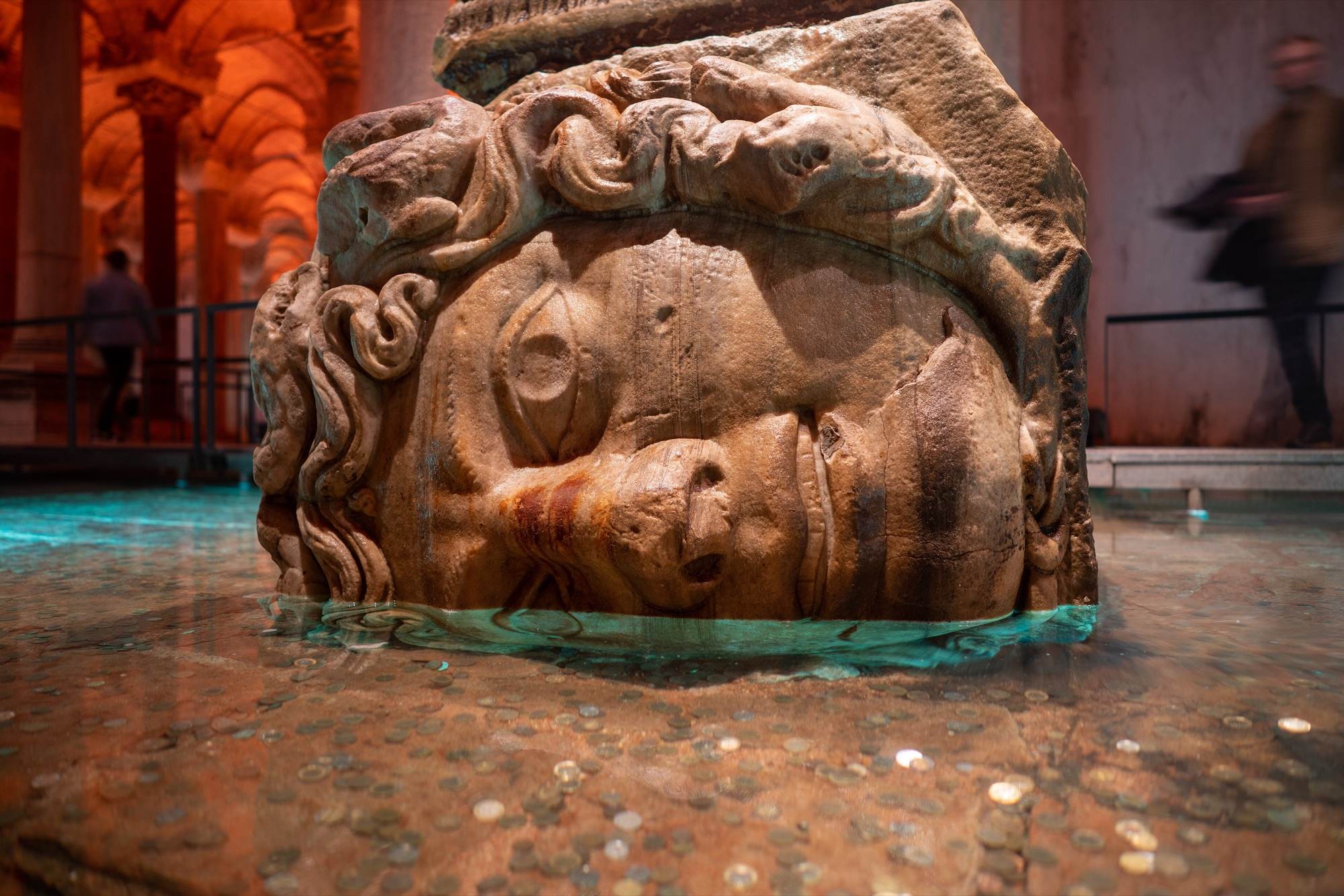 Cabeza de Medusa de lado en la base de una columna de la Cisterna Basílica